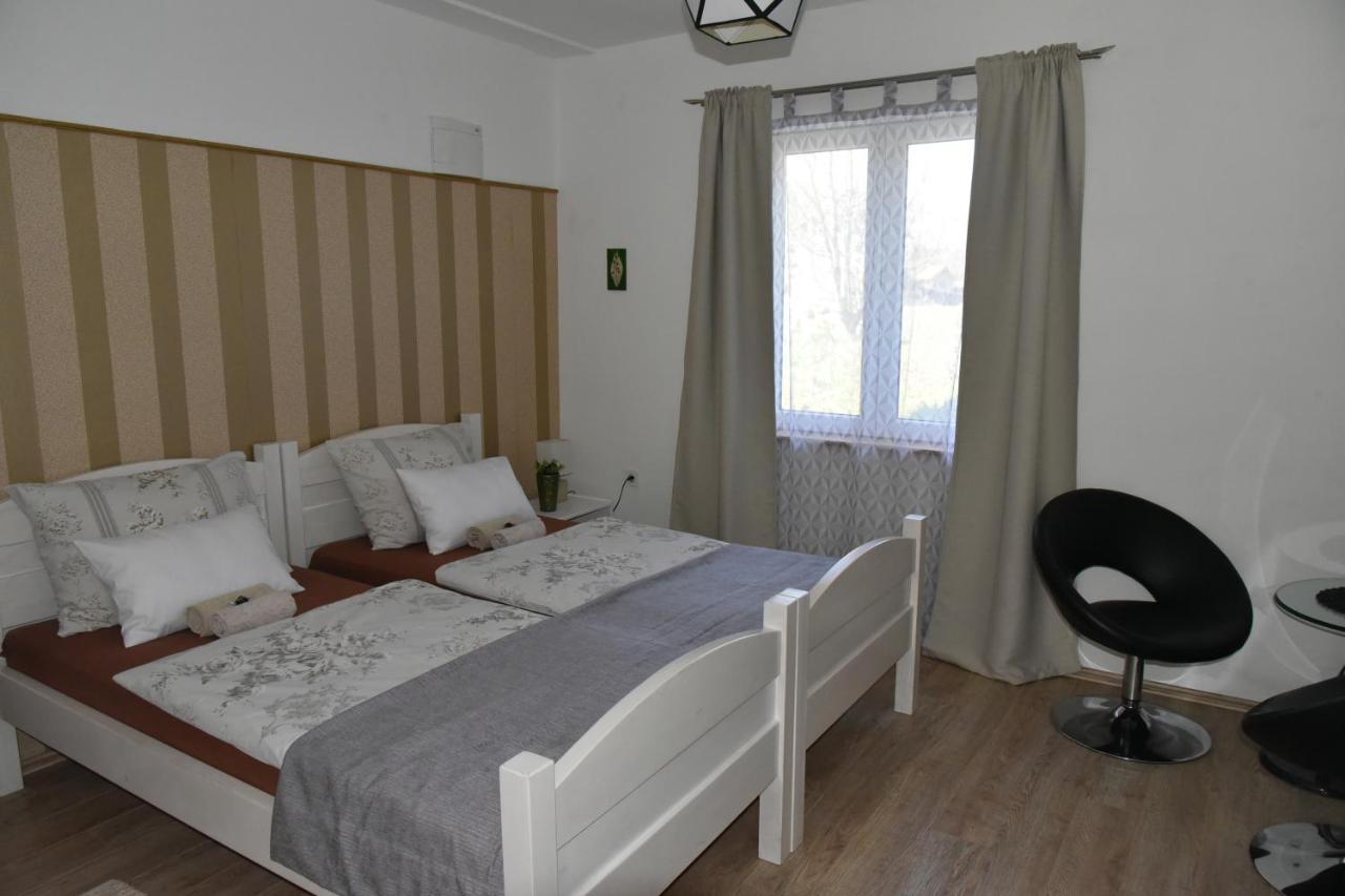 Rooms Bobic Licko Petrovo Selo Eksteriør bilde