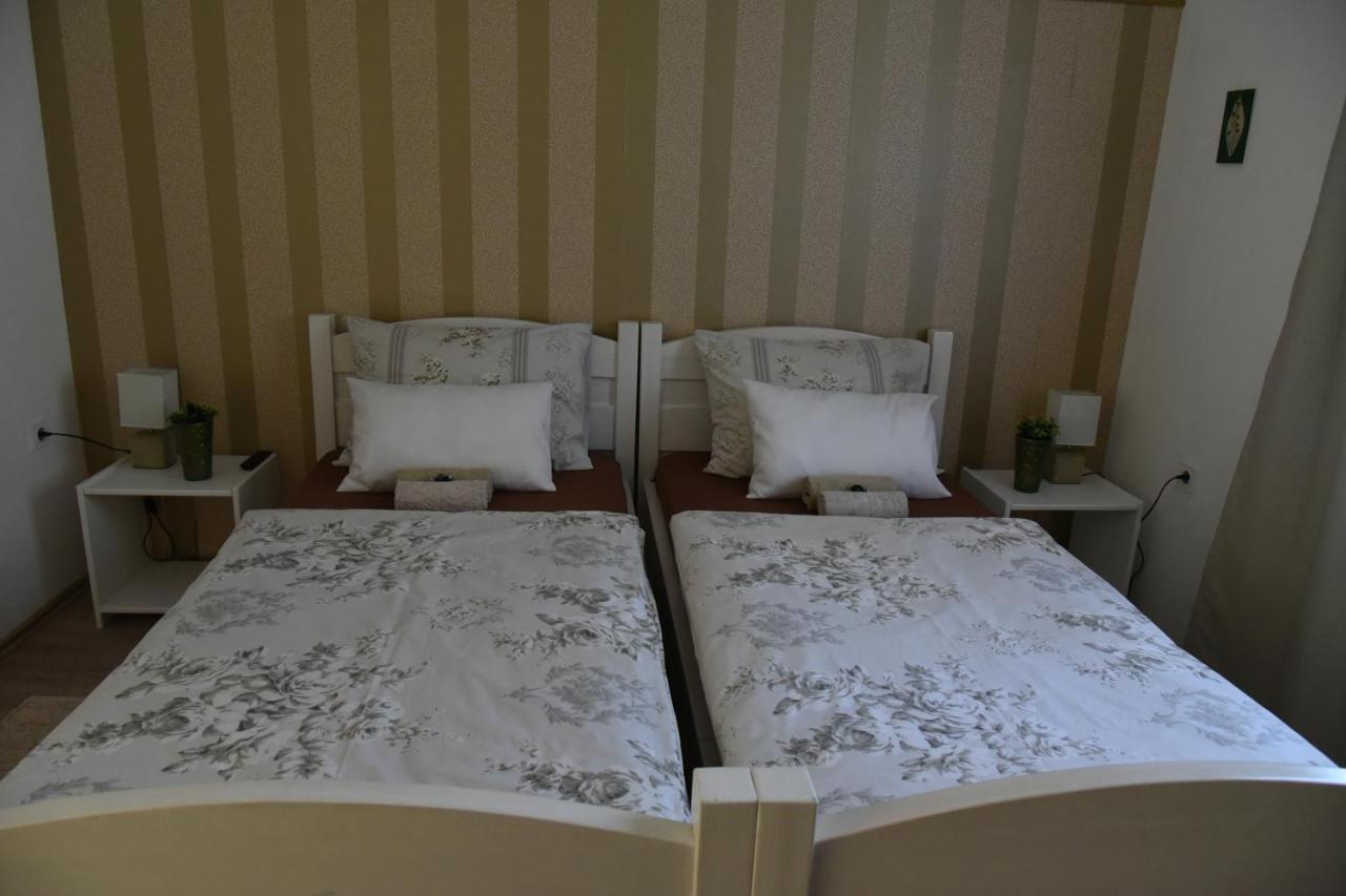 Rooms Bobic Licko Petrovo Selo Eksteriør bilde